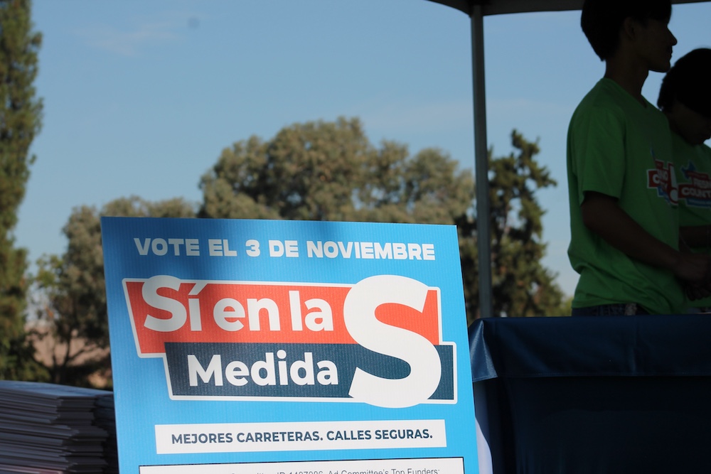 Spanish Yes on Measure S sign encourages Fresno County voters to support better roads and safer streets on November 3.